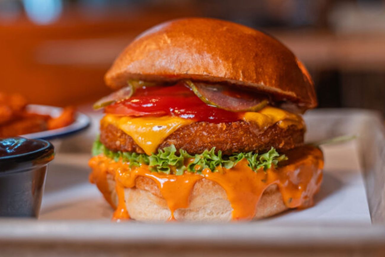 Unser veganer Burger mit Pattys von Planted